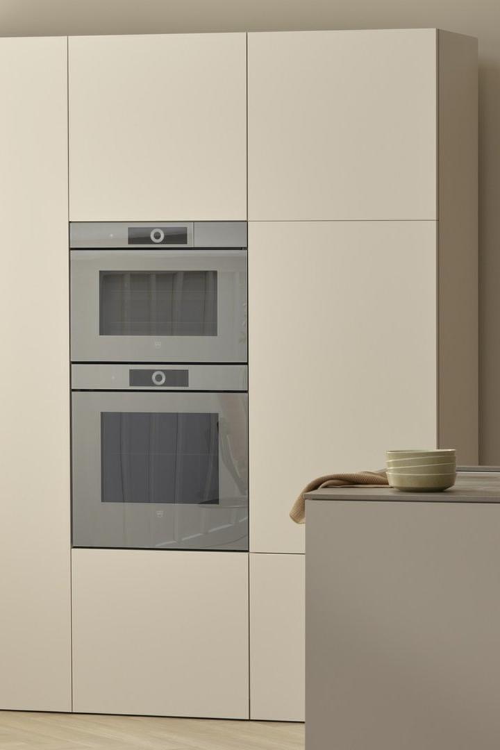 Colonne four et four micro-ondes dans cuisine design crème