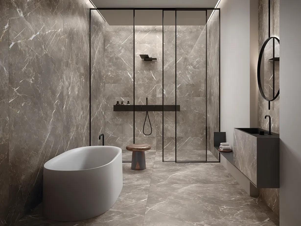 Carrelage effet marbre Carrelage effet marbre gris dans toute la salle de bain