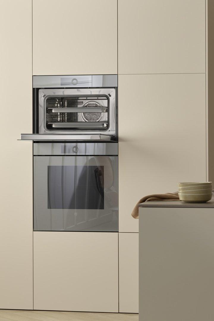 Four micro-ondes V-Zug Colonne four et four micro-ondes dans cuisine design crème