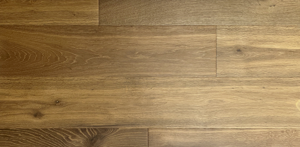 Parquet rainé-crêté 3 plis Symphonie RUSTIQUE 1050 - Chêne brossé. huilé - couleur BELLAVISTA - couche d'usure 3.8 mm - 2200 x 230 x 15 - 2.688m2/cart. - 94.08m2/pal. - 7.5kg/m2